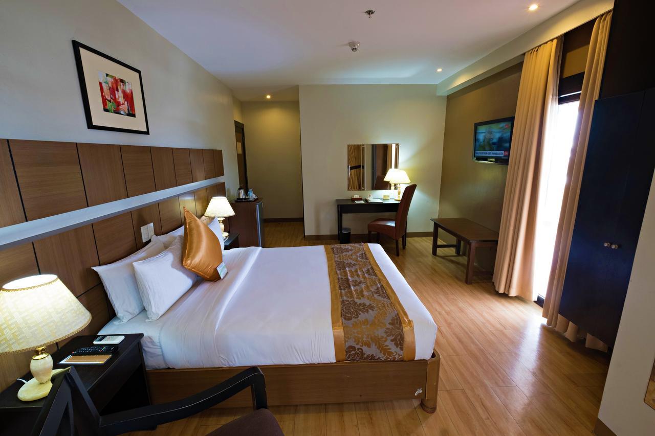 The Pinnacle Hotel And Suites Davao Bagian luar foto